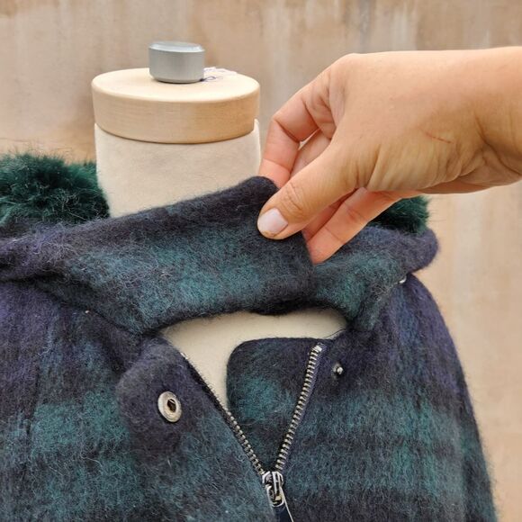 RARE bloggers favorite plaid cape with a faux fur lined hood - Picture 15 of 15